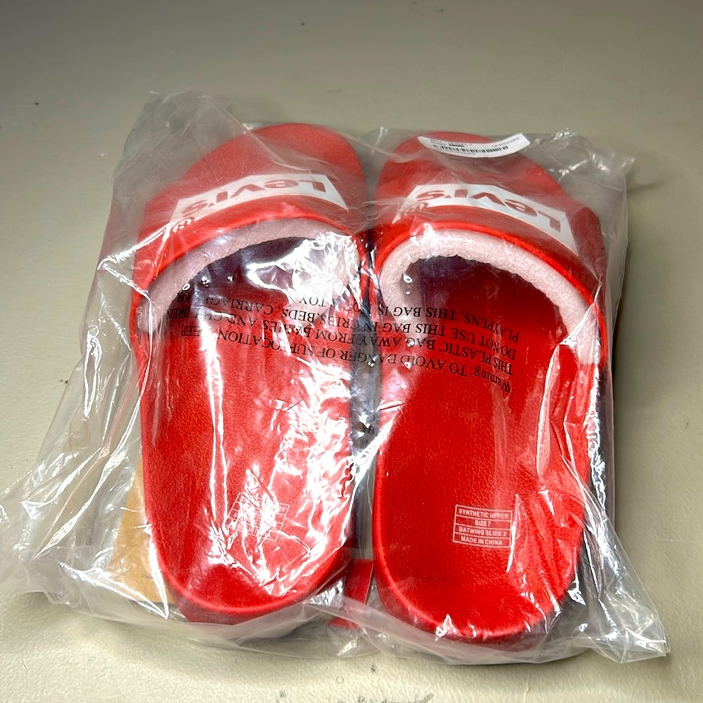 Levi’s Red Batwing Slide 2 Women’s size 7M NWT